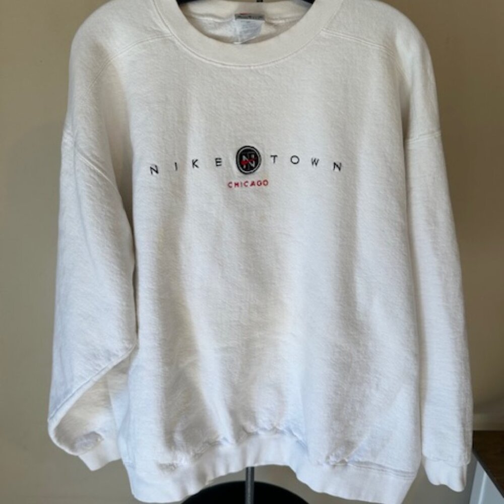 Rare Vintage 90s Nike Town Chicago Embroidered Sweatshirt  8553 - Picture 9 of 10